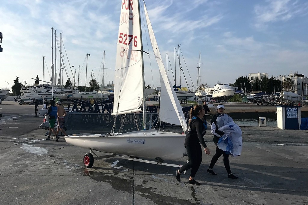 equipa feminina a chegar do mar depois do treino de vela